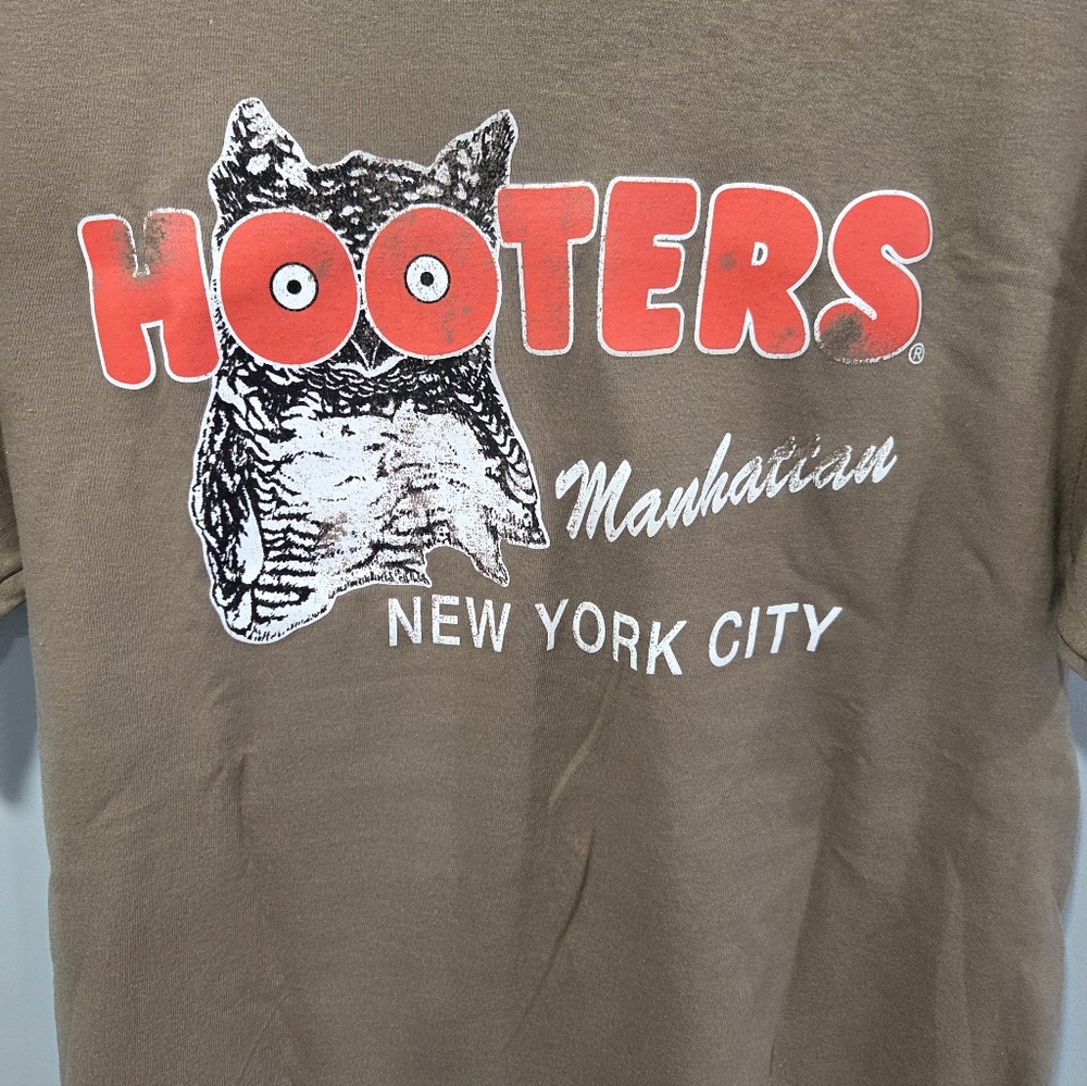 New without tags mens official Hooters Merchandise New York City Manhattan shirt - Picture 2 of 4
